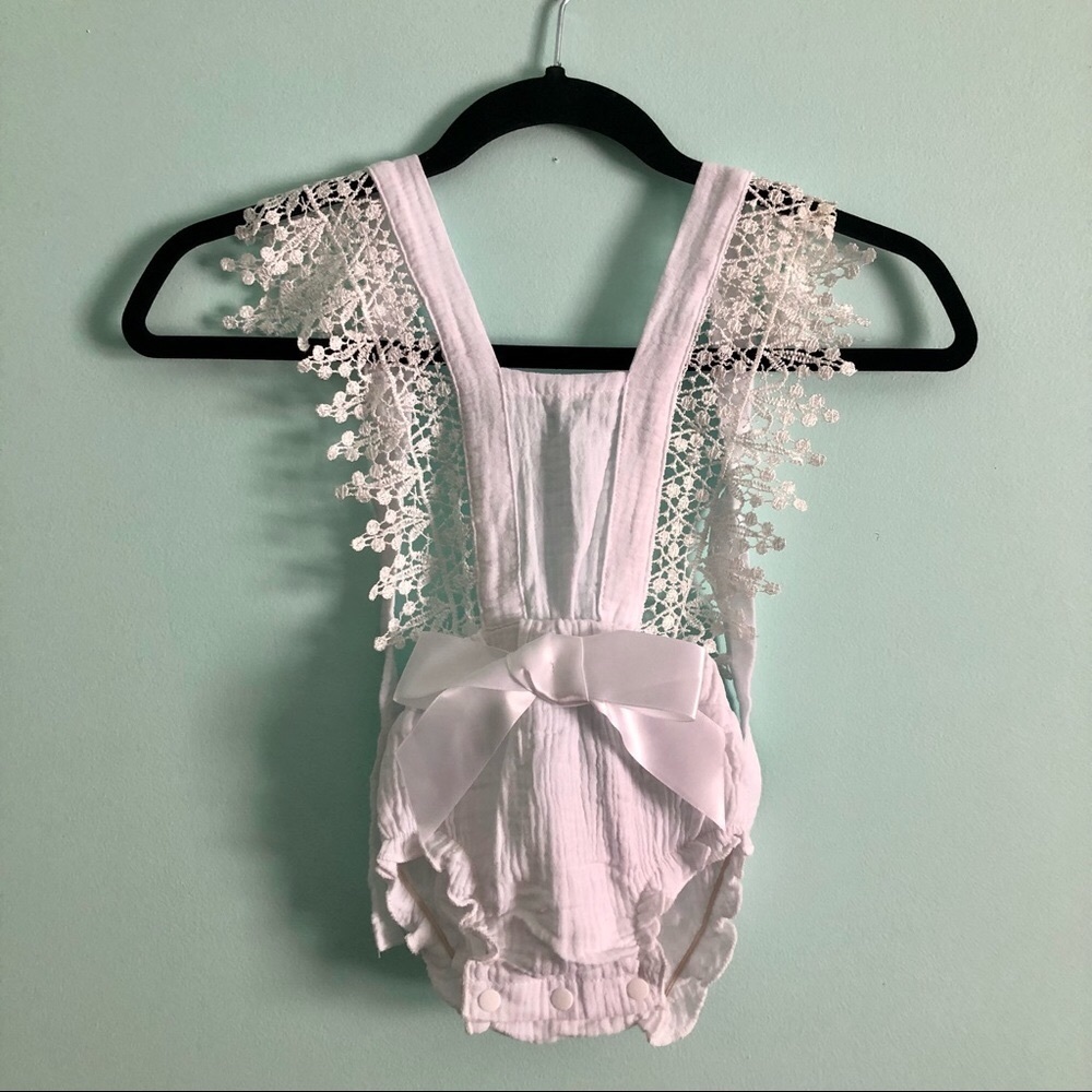 NWT Beautiful Japanese White Pinafore Onesie - Bow and Lace - Size 70 (6M)